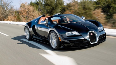 Bugatti Veyron Grand Sport VItesse noir 3/4 avant droit travelling penché