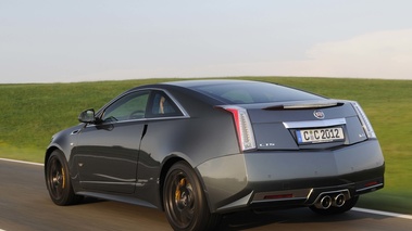 Cadillac CTS-V Coupe anthracite 3/4 arrière gauche travelling