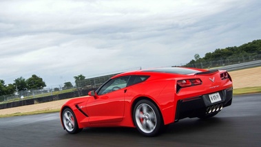 Chevrolet Corvette C7 Stingray rouge 3/4 arrière gauche travelling penché