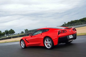 Chevrolet Corvette C7 Stingray rouge 3/4 arrière gauche travelling penché