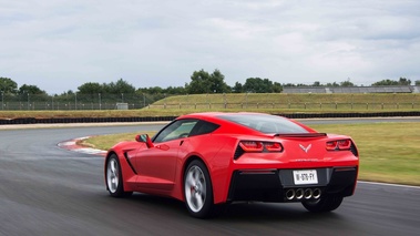 Chevrolet Corvette C7 Stingray rouge 3/4 arrière gauche travelling 