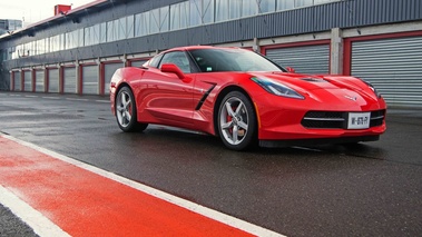 Chevrolet Corvette C7 Stingray rouge 3/4 avant droit