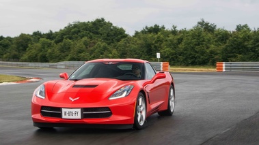 Chevrolet Corvette C7 Stingray rouge 3/4 avant gauche travelling 2