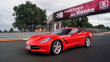 Chevrolet Corvette C7 Stingray rouge 3/4 avant gauche travelling 3