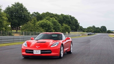 Chevrolet Corvette C7 Stingray rouge 3/4 avant gauche travelling