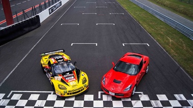 Chevrolet Corvette C7 Stingray rouge & C6R jaune 3