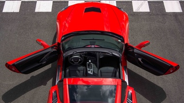 Chevrolet Corvette C7 Stingray rouge intérieur portes ouvertes vue de haut