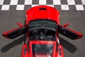 Chevrolet Corvette C7 Stingray rouge intérieur portes ouvertes vue de haut