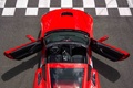 Chevrolet Corvette C7 Stingray rouge intérieur portes ouvertes vue de haut