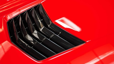 Chevrolet Corvette C7 Stingray rouge louvres de capot
