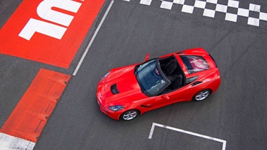 Chevrolet Corvette C7 Stingray rouge profil vue de haut