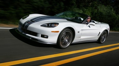 Corvette 427 Cabrio Collector Edition - Arctic White - 3/4 avant gauche dynamique