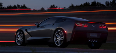 Corvette Stingray 2014 - grise - 3/4 arrière gauche dynamique