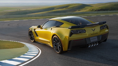 Corvette Z06 2014 - jaune -  3/4 avant gauche dynamique 3/4 arrière gauche dynamique