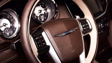 Chrysler 300C Luxury Series volant debout