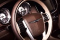 Chrysler 300C Luxury Series volant debout