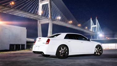 Chrysler 300C SRT-8 blanc 3/4 arrière droit