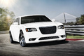 Chrysler 300C SRT-8 blanc 3/4 avant droit travelling penché