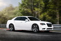 Chrysler 300C SRT-8 blanc 3/4 avant droit travelling