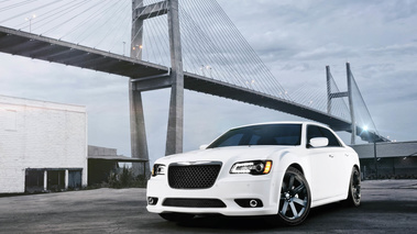 Chrysler 300C SRT-8 blanc 3/4 avant gauche