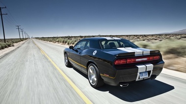 Dodge Challenger SRT-8 noir 3/4 arrière gauche travelling