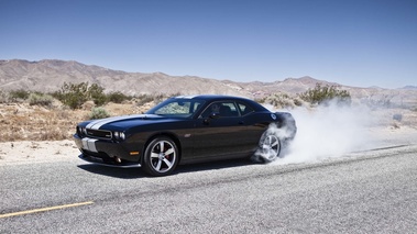 Dodge Challenger SRT-8 noir 3/4 avant gauche burn