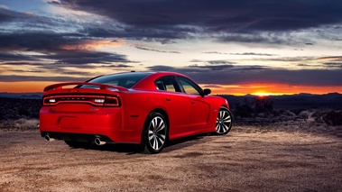 Dodge Charger SRT-8 rouge 3/4 arrière droit