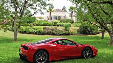 Ferrari 458 Speciale rouge 3/4 arrière droit