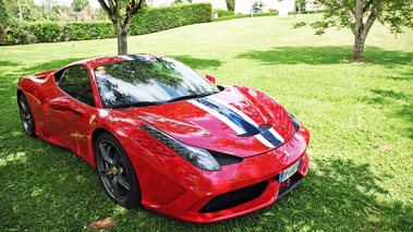 Ferrari 458 Speciale rouge 3/4 avant droit