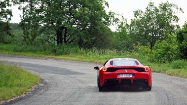 Ferrari 458 Speciale rouge face arrière 3