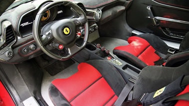 Ferrari 458 Speciale rouge intérieur