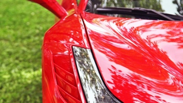 Ferrari 458 Speciale rouge phare avant debout