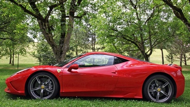 Ferrari 458 Speciale rouge profil