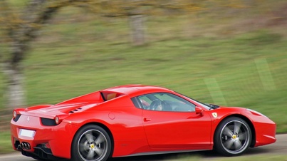 Ferrari 458 Spider rouge vue de 3/4 arrière droit avec le toit fermé en filé