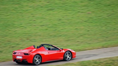 Ferrari 458 Spider rouge 3/4 arrière droit filé vue de haut