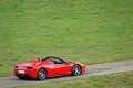 Ferrari 458 Spider rouge 3/4 arrière droit filé vue de haut