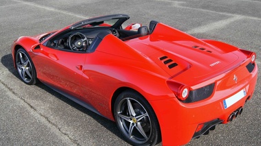 Ferrari 458 Spider rouge 3/4 arrière gauche vue de haut