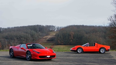 Ferrari 458 Spider rouge 3/4 avant droit & 246 GTS Dino rouge profil