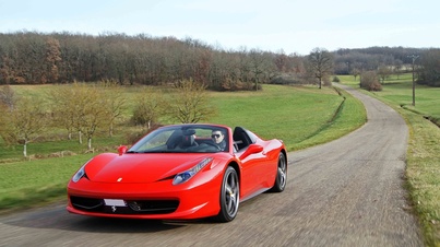 Ferrari 458 Spider rouge vue de 3/4 avant gauche en travelling