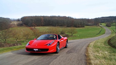 Ferrari 458 Spider rouge 3/4 avant gauche travelling 5