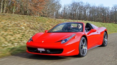 Ferrari 458 Spider rouge 3/4 avant gauche travelling 6