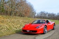 Ferrari 458 Spider rouge 3/4 avant gauche travelling