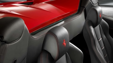 Ferrari 458 Spider rouge appuis-tête