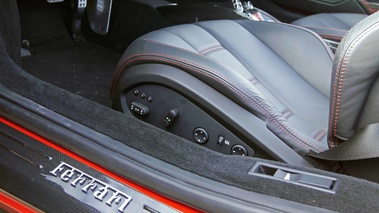 Ferrari 458 Spider rouge commandes siège