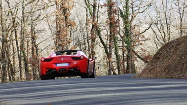 Ferrari 458 Spider rouge face arrière