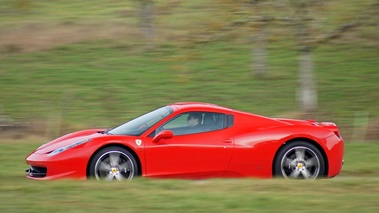 Ferrari 458 Spider rouge fermé filé