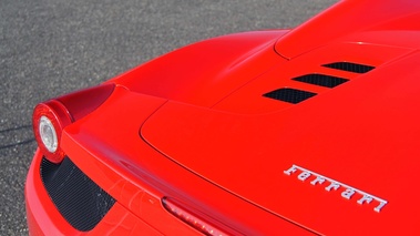 Ferrari 458 Spider rouge logo capot moteur 2