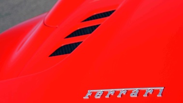 Ferrari 458 Spider rouge logo capot moteur