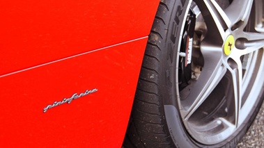 Ferrari 458 Spider rouge logo Pininfarina