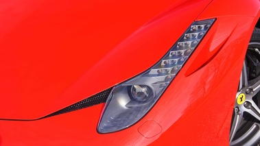 Ferrari 458 Spider rouge phare avant